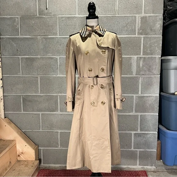 Burberry trench coat. - Picture 2 of 15